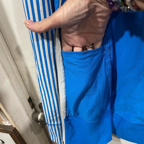 Lululemon Athletica Luon zip-up jacket size 6. This is so 🥰 cute Beautiful blue - Picture 5 of 9